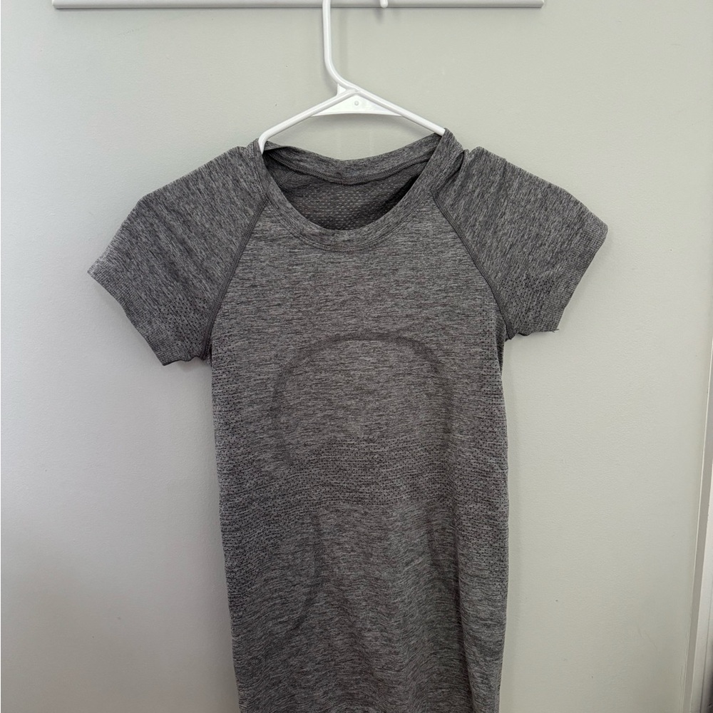 Lululemon || Heather gray || Size 2 || Short sleeve swiftly tech full length